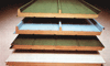 Tipi di pannelli di lamiera coibentate: per coperture (sopra, primi due tipi) e per pareti