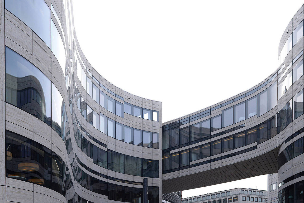 Il nuovo cuore di Düsseldorf sta nascendo attorno a Jan-Wellem-Platz. Progettato da Daniel Libeskind e completato nell'autunno 2013, il Kö-Bogen I costituisce il primo lotto di un più ampio intervento, ma lascia già trasparire il raffinato disegno architettonico d'insieme.