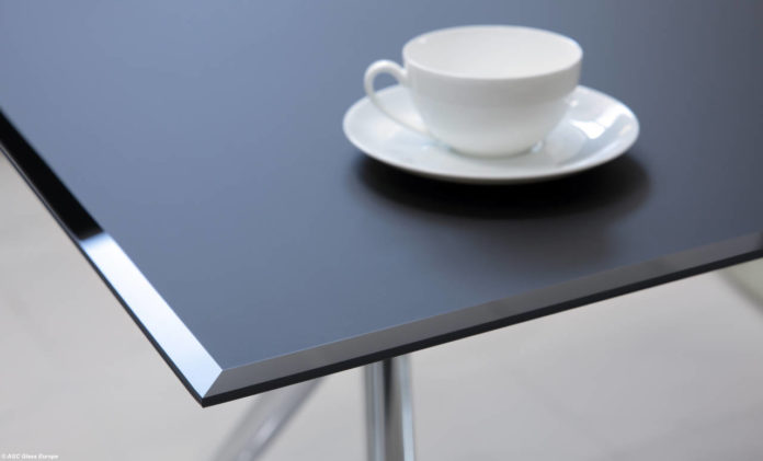 Piano del tavolo realizzato con Matelac nella finitura Blue Shadow
