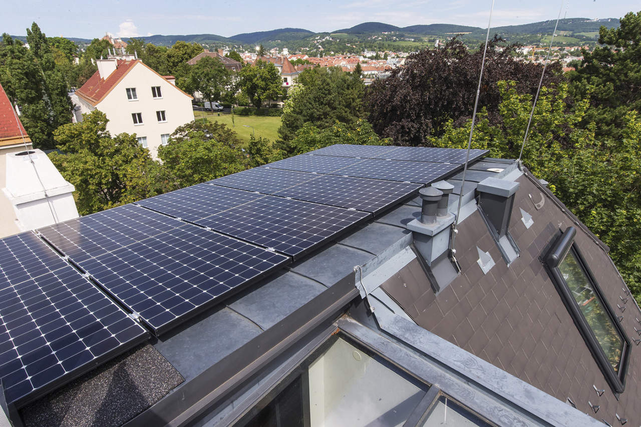 Circa metà della copertura è occupata da un campo fotovoltaico, parte integrante delle soluzioni per la sostenibilità energetica realizzate con le opere di ristrutturazione 